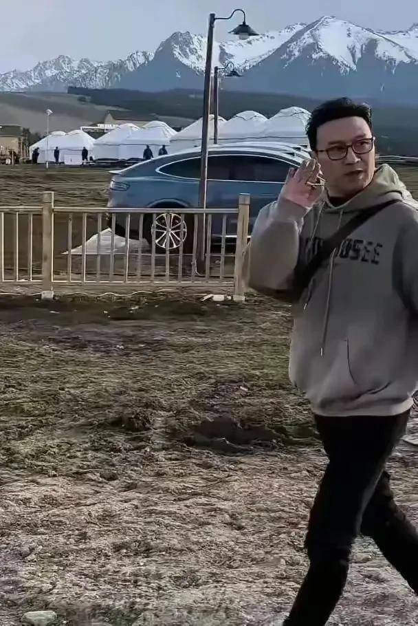 型减龄十岁携小19岁女友开启文旅事业开元棋牌54岁汪峰新疆造型曝光浅发造(图2)