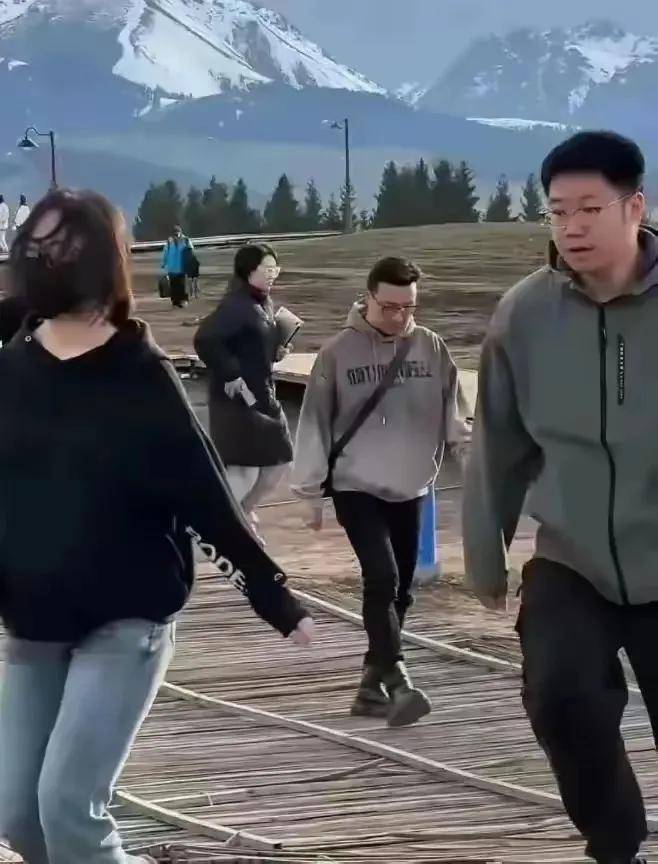 型减龄十岁携小19岁女友开启文旅事业开元棋牌54岁汪峰新疆造型曝光浅发造(图4)