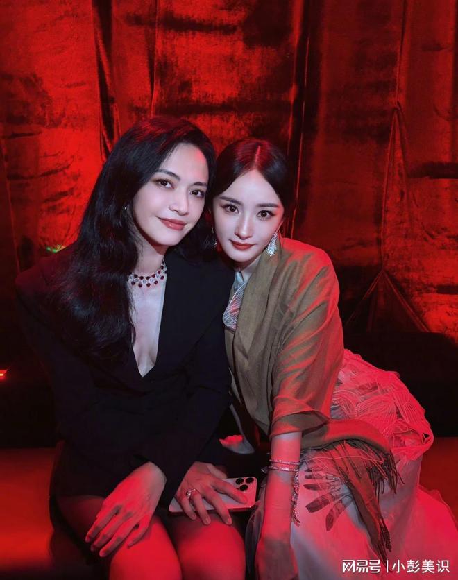 麦同框看清三人穿搭才懂和少女区别开元棋牌试玩这一夜姚晨杨幂赵今(图26)