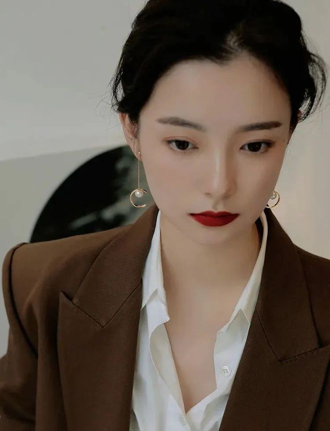 测你最适合哪种首饰?ky开元棋牌脸型自(图14) 测你最适合哪种首饰?ky开元棋牌脸型自(图14)