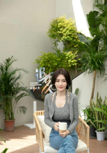 仔裤太高级！短发状态松弛自然越看越绝ky开元棋牌46岁秦岚穿灰色内搭配牛(图3)