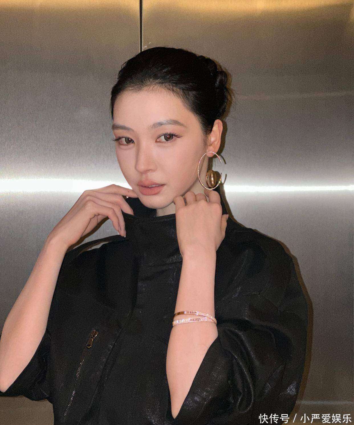 庞下的力量感演绎简约黑丝穿出大女主氛围开元ky棋牌易梦玲的时尚态度：柔和面(图3)